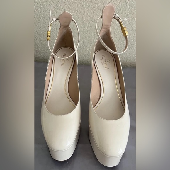 Valentino Garavani Tan Go Patent Leather Platform Heels $1150 - Picture 5 of 15